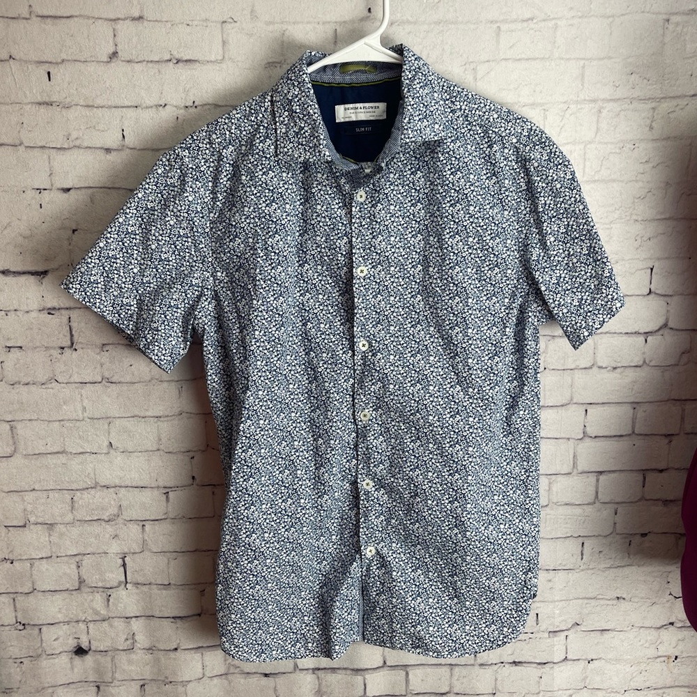 Denim and Flower navy blue and white floral button down short sleeve shirt Small